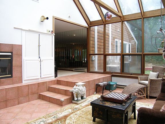 Sun room w/fireplace