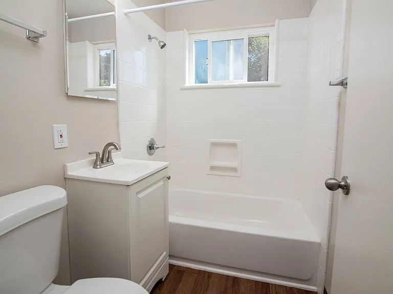 Marlboro Manor Vacant apartment bathroom