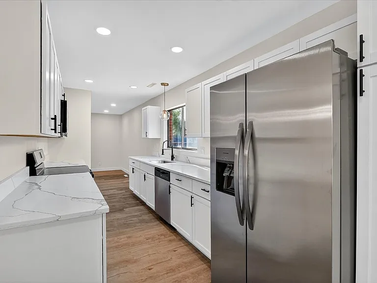 208 Coral Dr — Photo 5