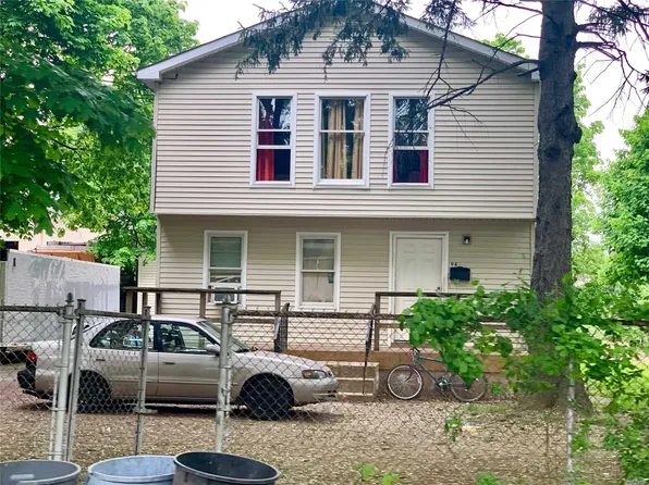 94 W 11th St, Huntington Station, NY 11746