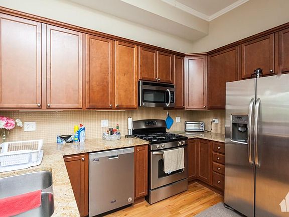 5th image of 3150 S Prairie Ave #4A