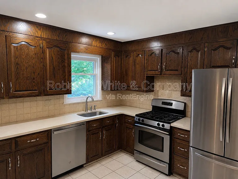 1040 Daniels Farm Rd — Photo 8