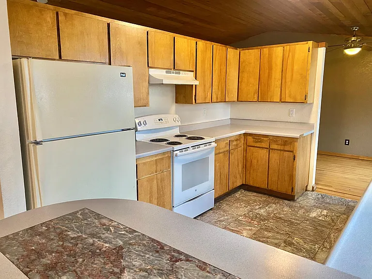 2816 NE Lapoint Ct — Photo 6