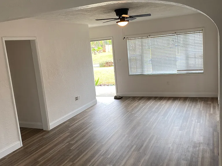 825 Wessex Pl — Photo 3