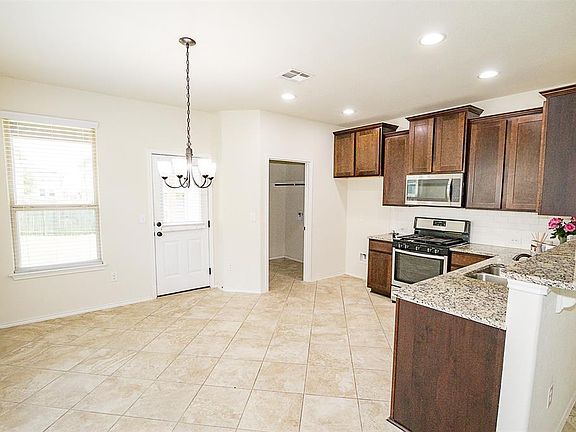 5th image of 317 Noddy Rd