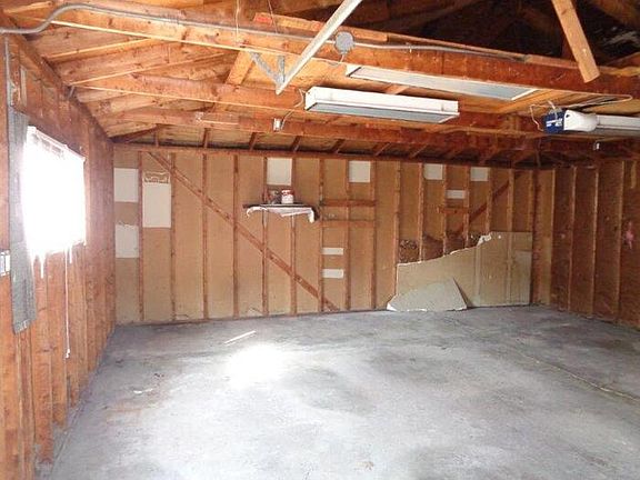 4th image of 19816 Crescent Ave