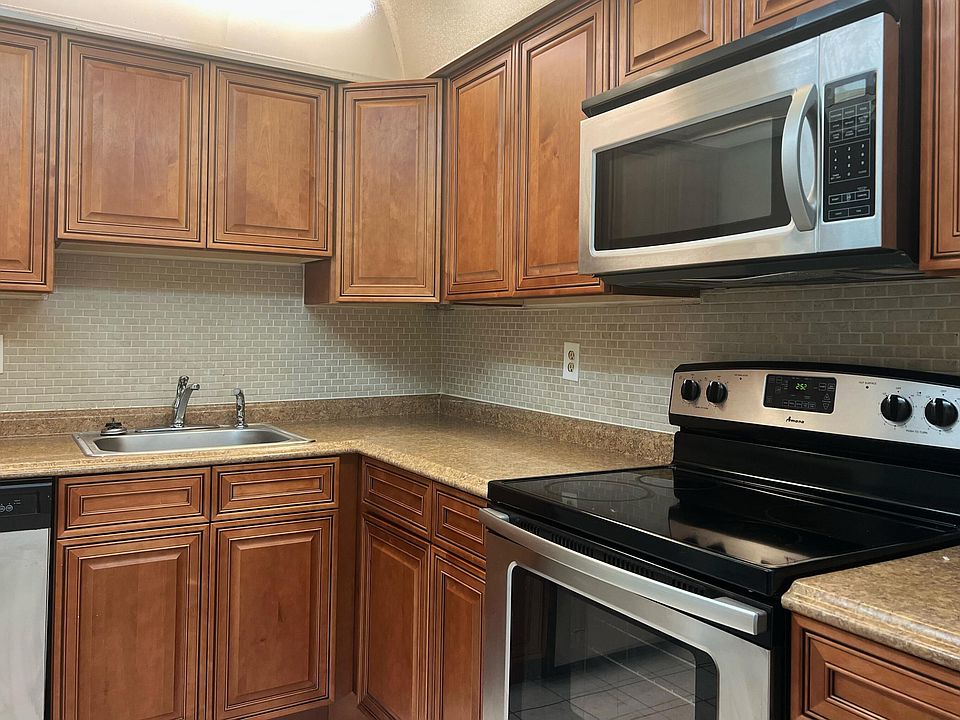 1st image of 501 SE 8th St APT 108