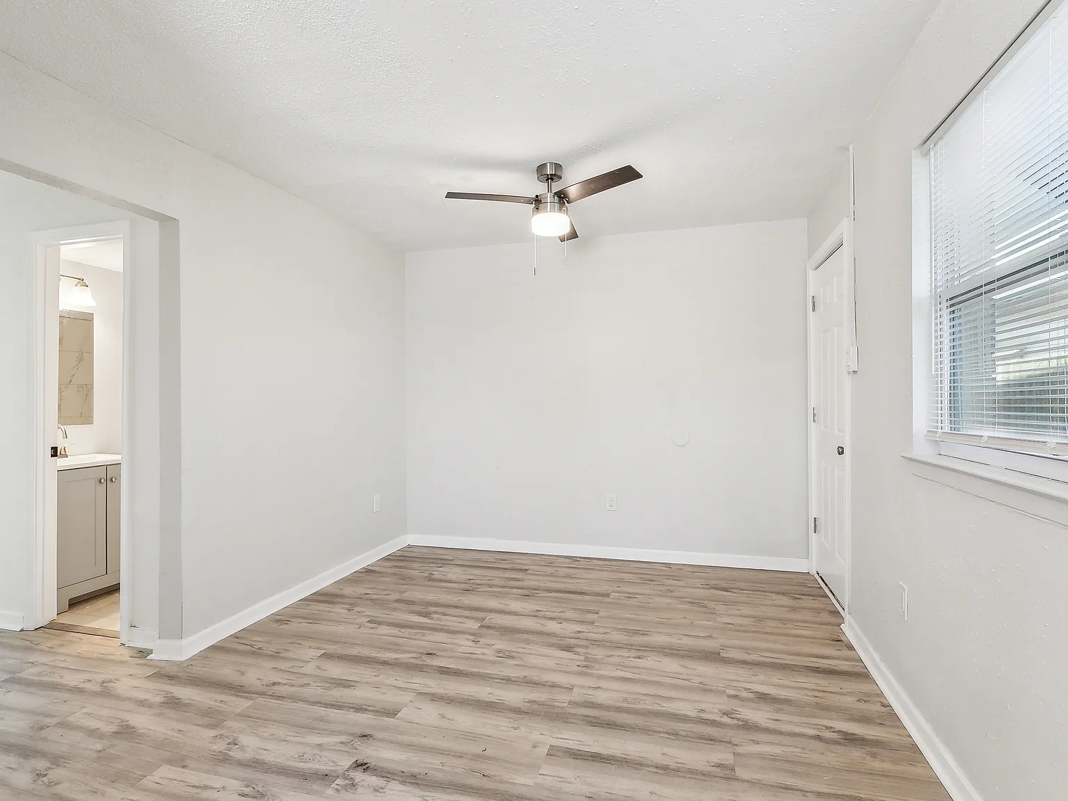2 bed, 800 sqft, $950 — Photo 2