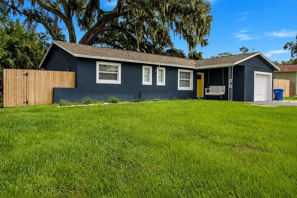 3 bed, 2.0 bath, 1054 sqft, $2,395 — Photo 1