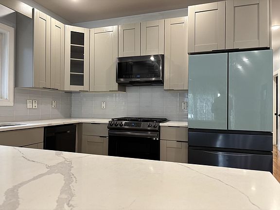 3rd image of 251 Manhattan Ave Floor 1