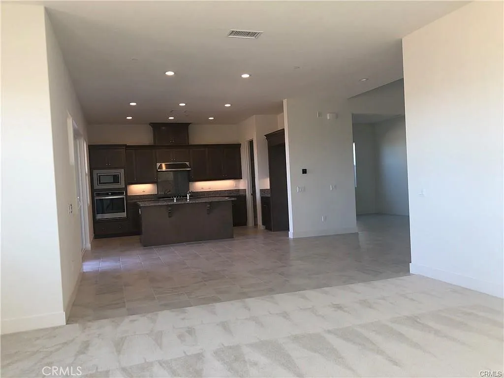 5 bed, 3371 sqft, $5,300 — Photo 2