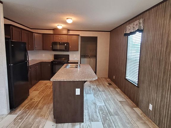 3rd image of 186 Chapman Br