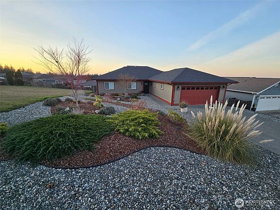 3rd image of 40 Topaz Way