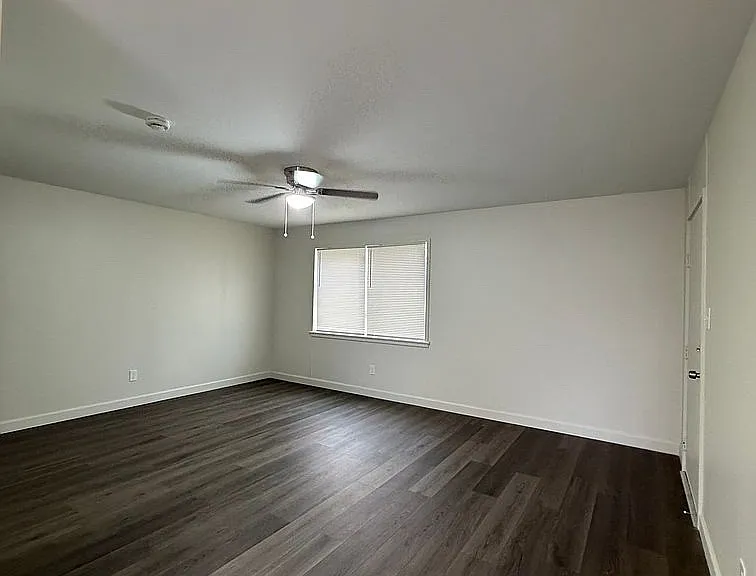 112 N Erwin St #I9 — Photo 3