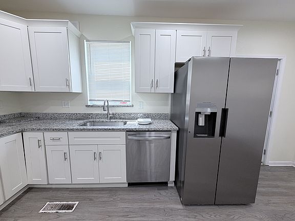 4th image of 907 Rugby St