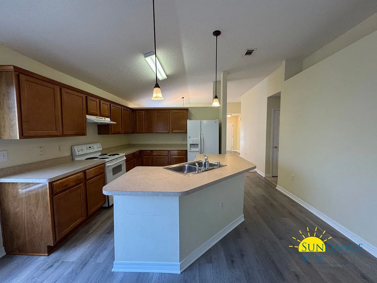 Charming 3-Bedroom + BONUS room in central Navarre! — Photo 4