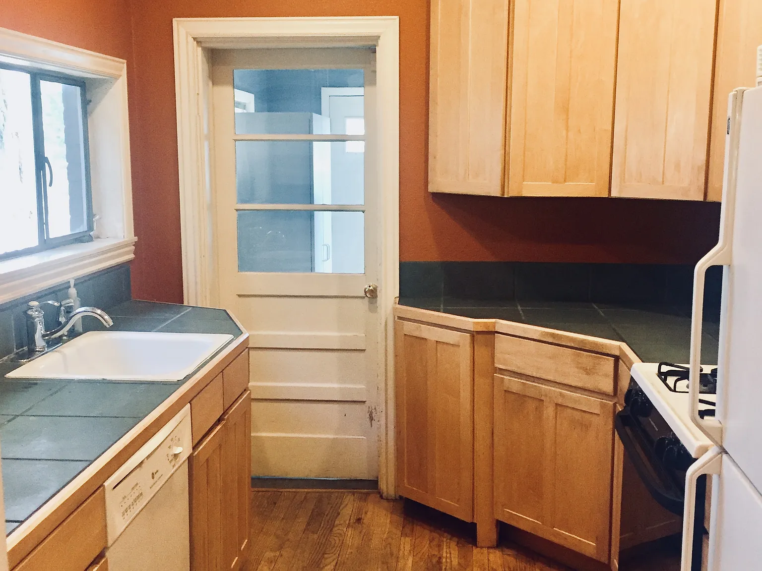 2 bed, 1.5 bath, 983 sqft, $2,300 — Photo 2