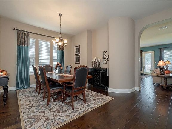 4th image of 6612 Manzano St