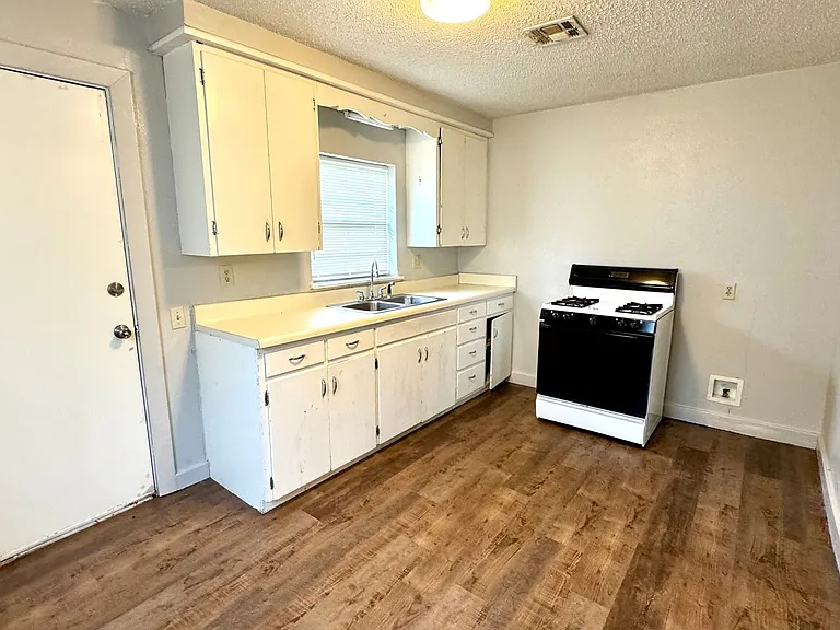 372 J St — Photo 4