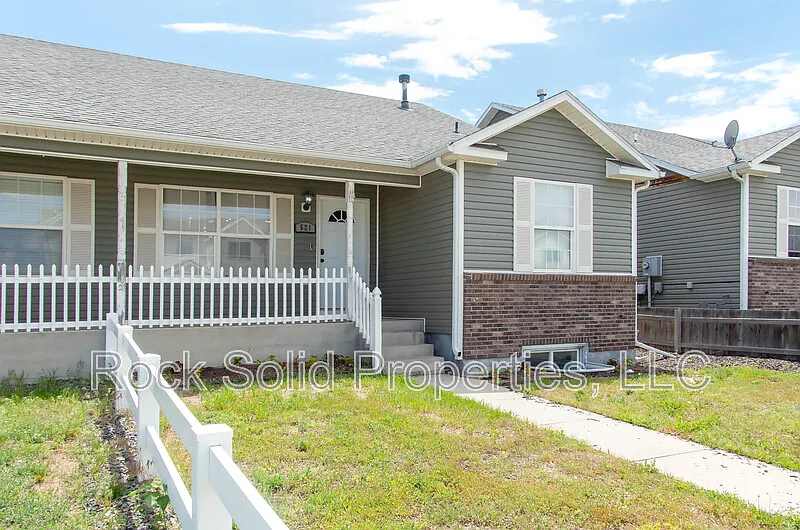 3 bed, 3.0 bath, 2178 sqft, $2,295 — Photo 2