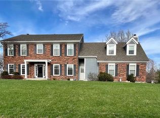 5601 N Woodhaven Ln, Parkville, MO 64152