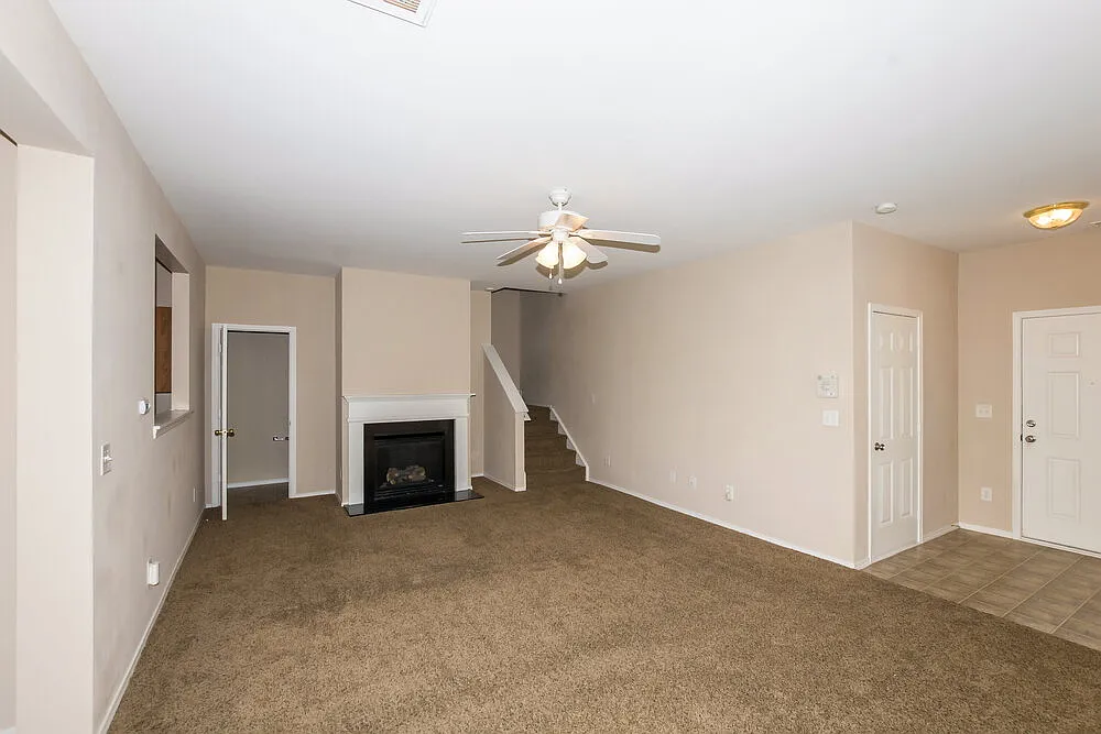 3 bed, 2.5 bath, 1912 sqft, $2,090 — Photo 2