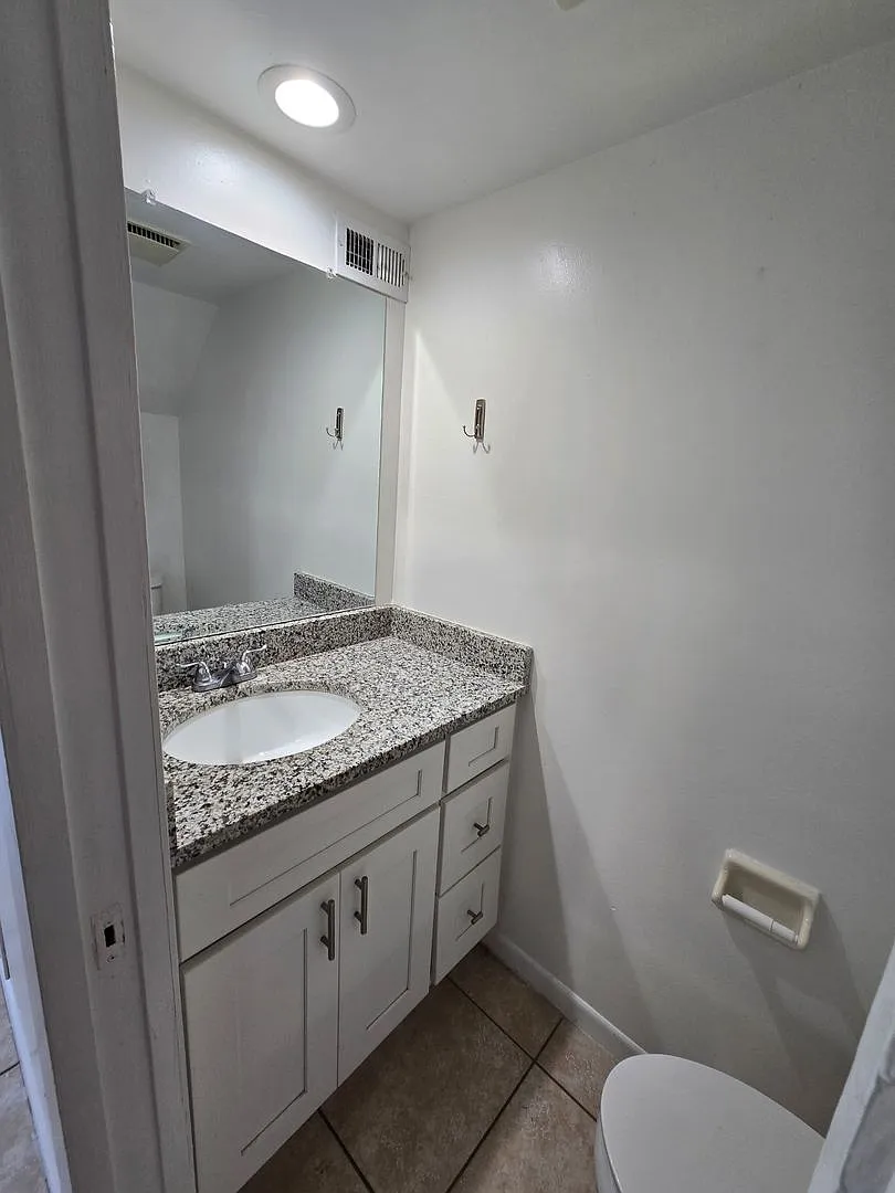 Convenient 2 Bedroom Townhome Near UCF & Full Sail Available Now! — Photo 4
