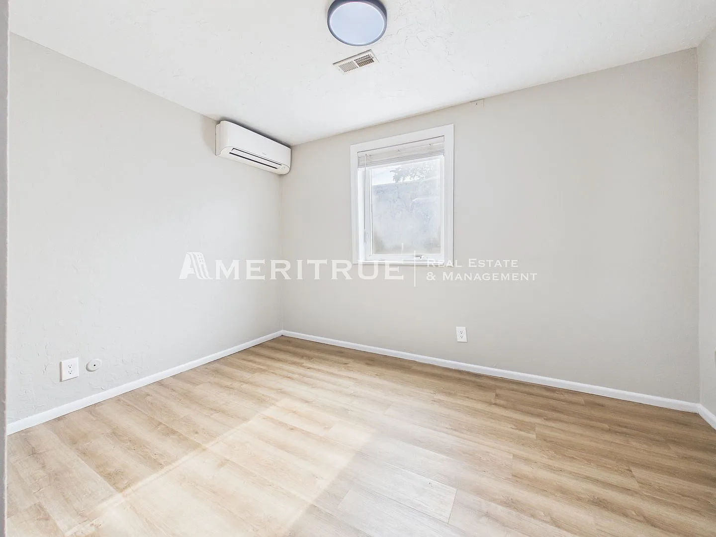 967 W Duplex — Photo 1
