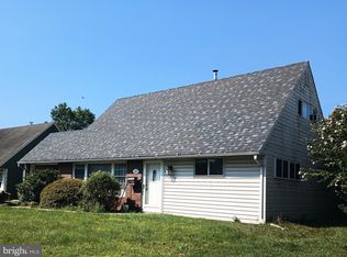 29 Kentucky Ln, Levittown, PA 19055
