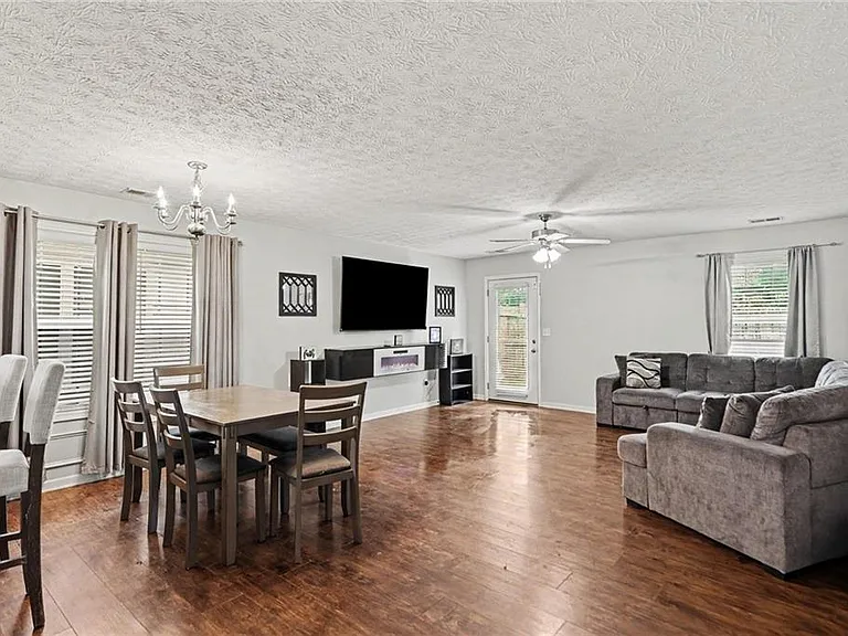413 Erin Ct — Photo 8