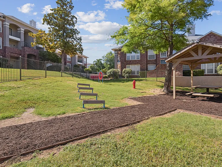 Whispering Creek Villas Apartment Homes — Photo 16