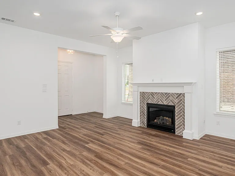 908 Utica Dr — Photo 4