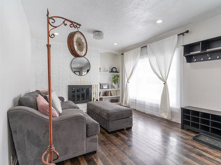 147 E Wentworth Ave — Photo 3