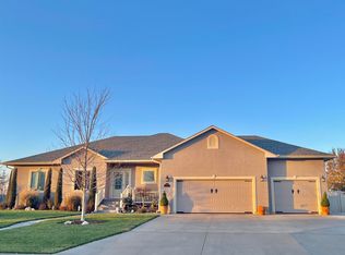 216 Kisiwa Village Rd, Hutchinson, KS 67502