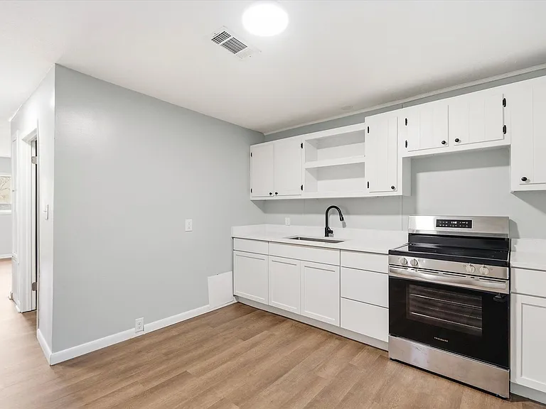924 W Huntington Ave — Photo 18