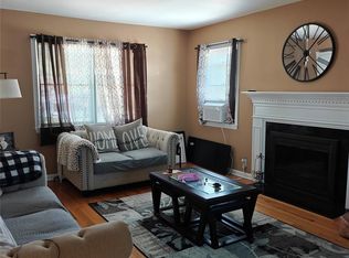 28 High Ave APT 1, Glen Cove, NY 11542