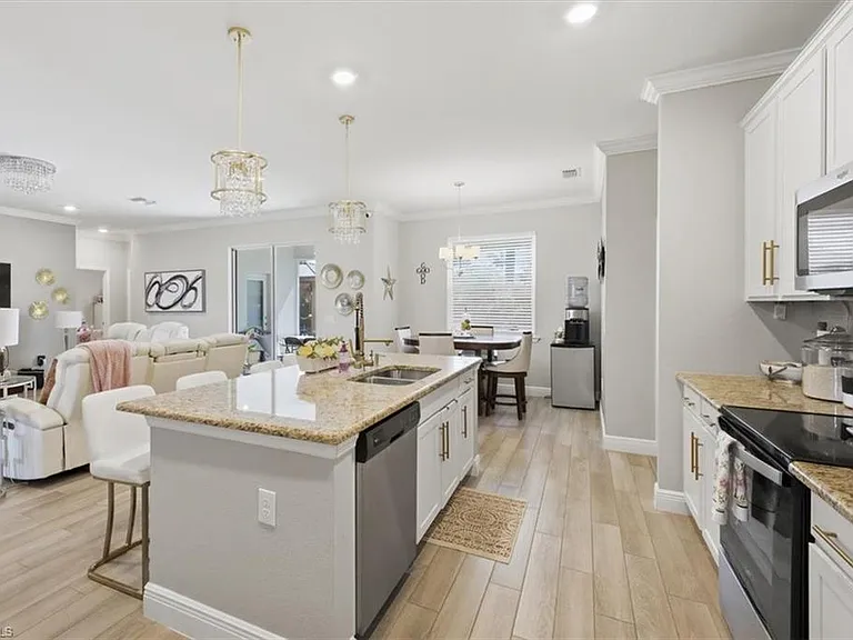 1025 NW 7th Pl — Photo 9