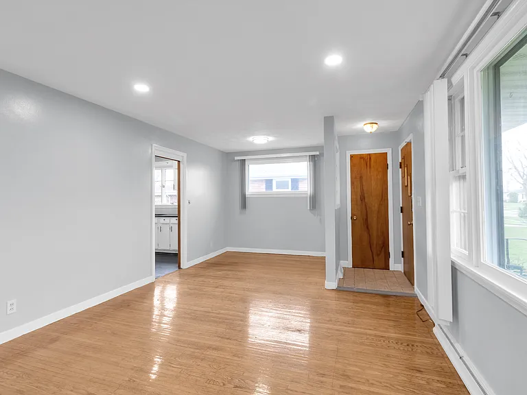 122 Alberta Dr — Photo 2