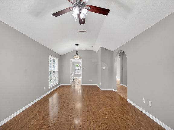 4th image of 1204 Saratoga Dr