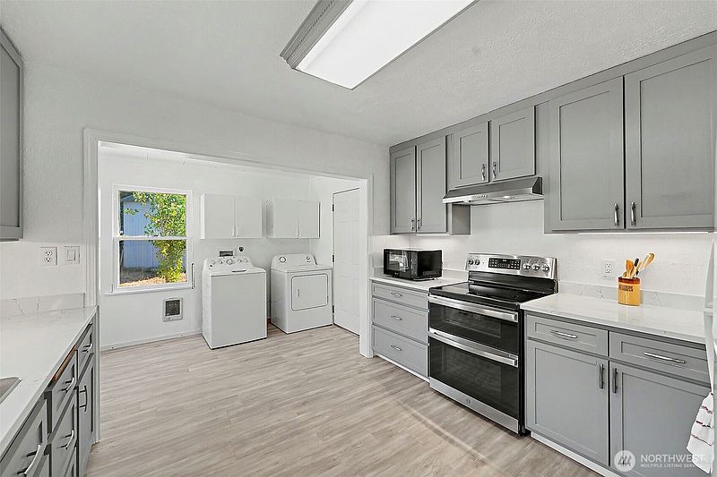 4th image of 3125 Oas Drive W