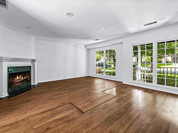 2nd image of 2833 Dyer St