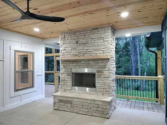 3rd image of 450 Pavilion Rd