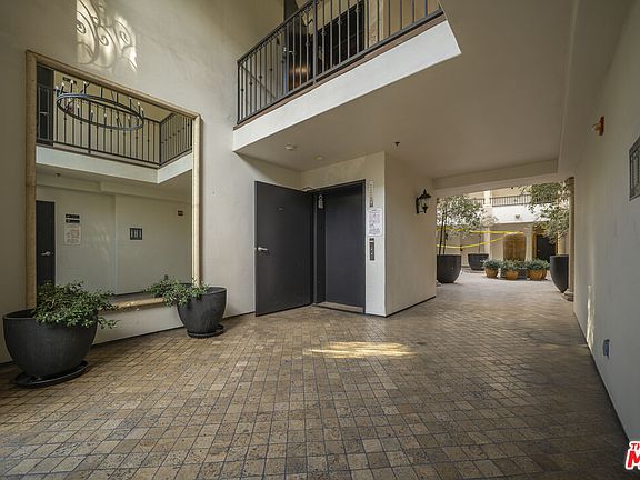 5th image of 122 N Clark Dr APT 105