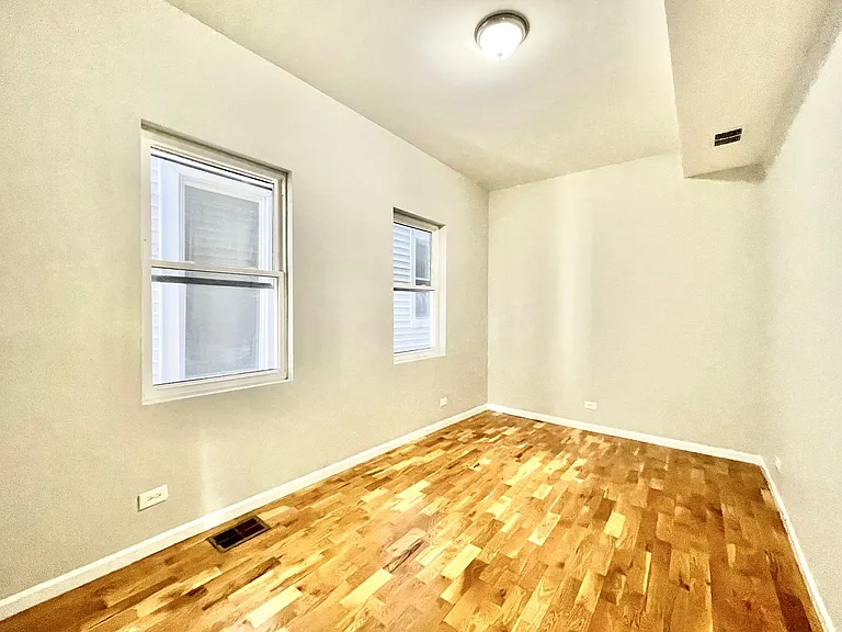 1644 N California Ave — Photo 14