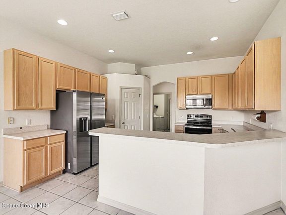 3rd image of 5761 Newbury Cir