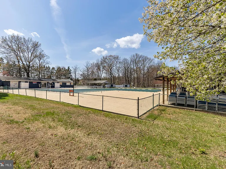 2810 Cambridge Dr — Photo 32