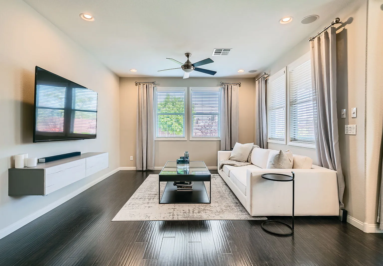 4 bed, 2610 sqft, $4,000 — Photo 2