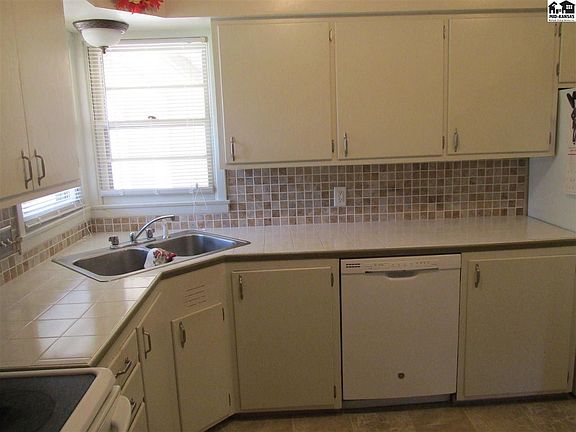 5th image of 50 Faircrest Dr