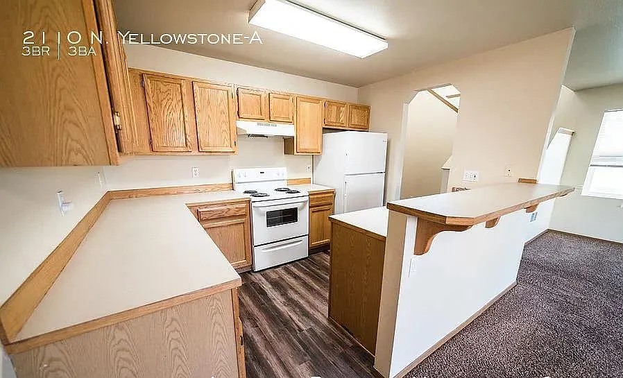 3 bed, 2.5 bath, 1351 sqft, $1,800 — Photo 2