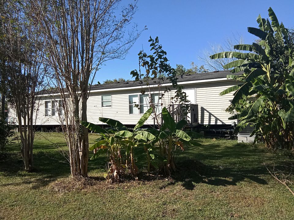 Front view of the double wide mobile home.